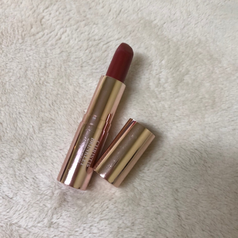 Christie Brinkley lipstick stunner 21050